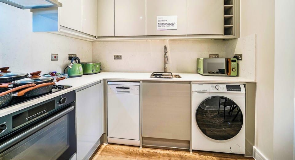 SPACIOUS KITCHEN
