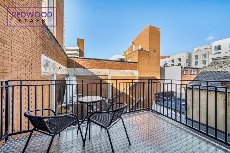 BRIGHT AND TRANQUIL BALCONY