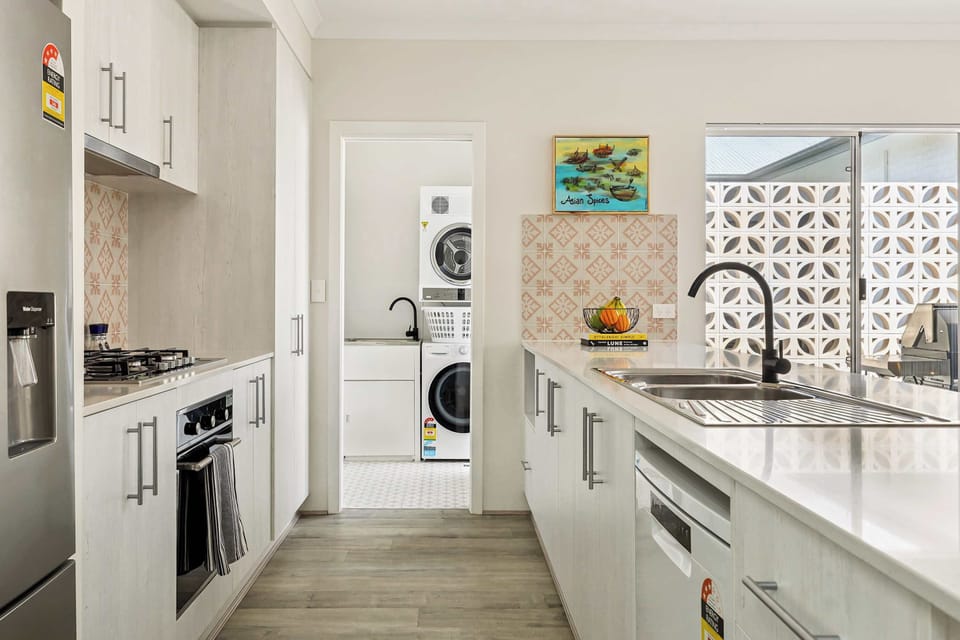 Kitchen equipped with Oven and Dishwasher