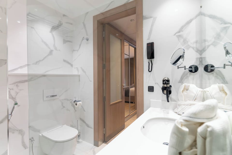 Executive Suite | Bathroom | Shower, hair dryer, slippers, towels