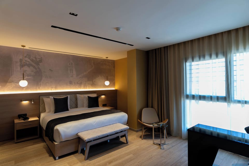 Executive Suite | In-room safe, desk, laptop workspace, blackout drapes