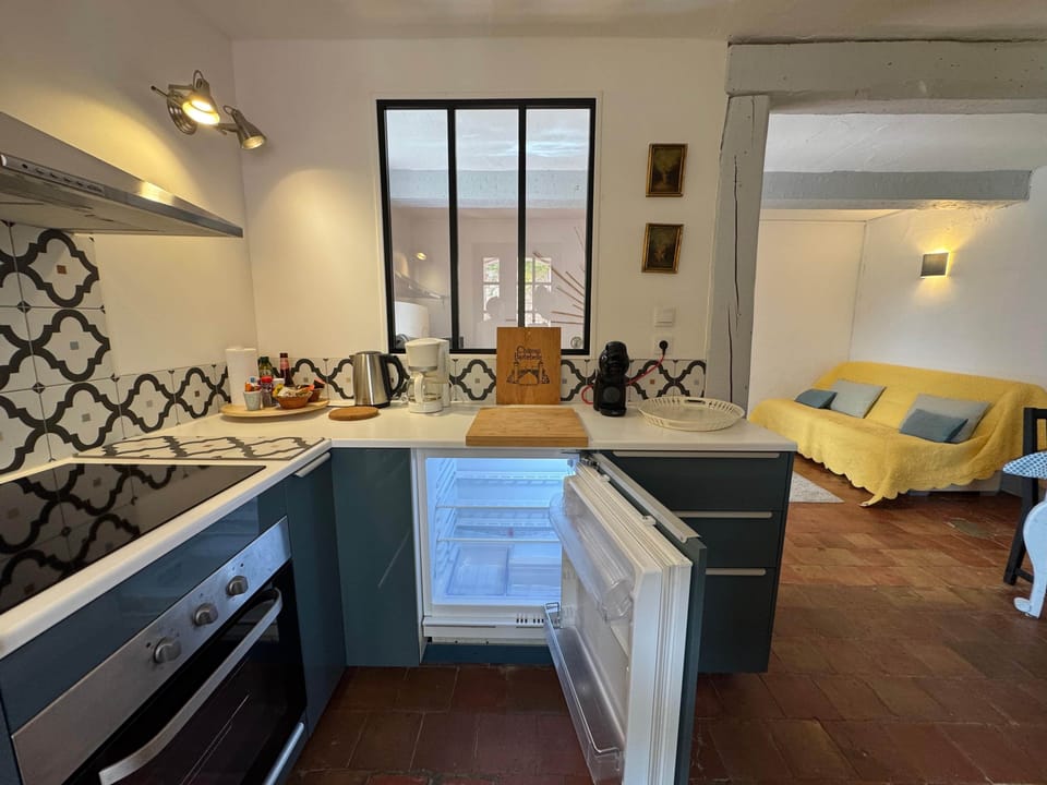 kitchen, oven, fridge, coffee machine, kettle, coffee, tea, sugar, living room, convertible sofa