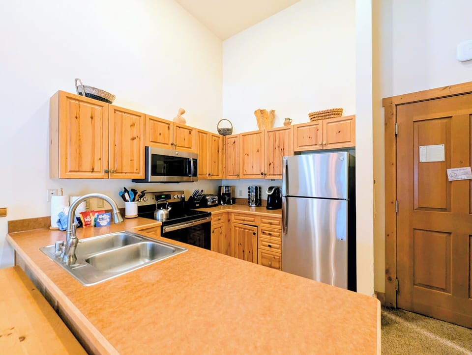 Full kitchen