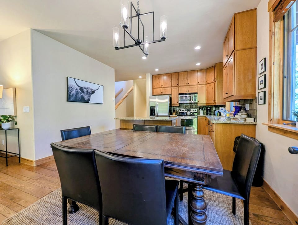 Dining space for 6