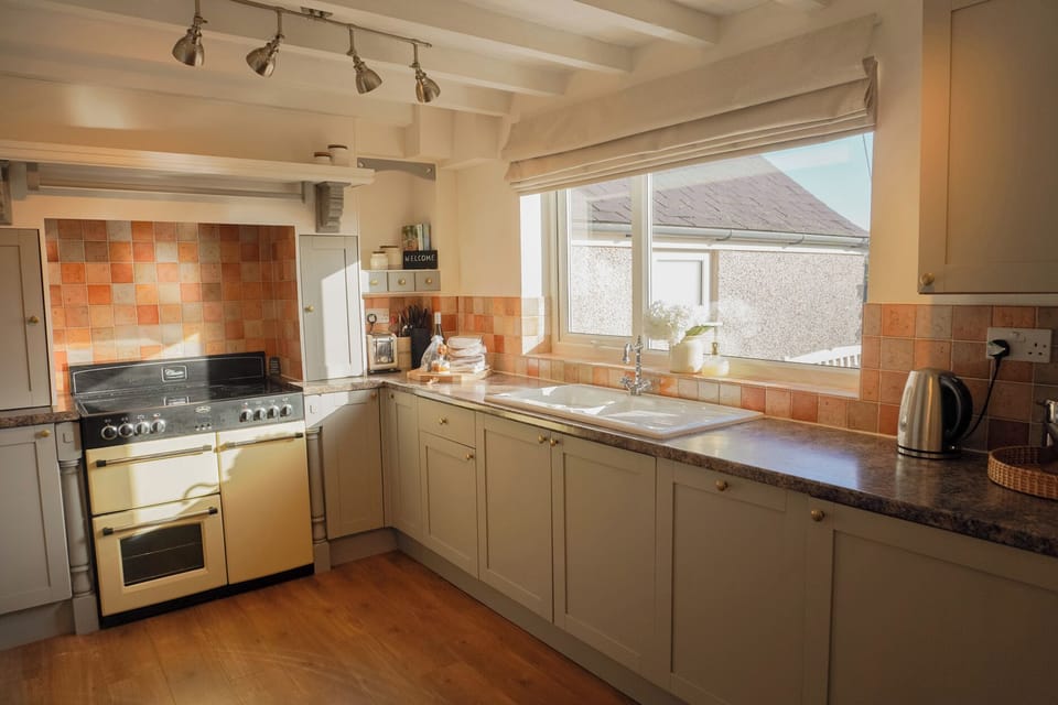 Cottage | Private kitchen | Cookware/dishes/utensils