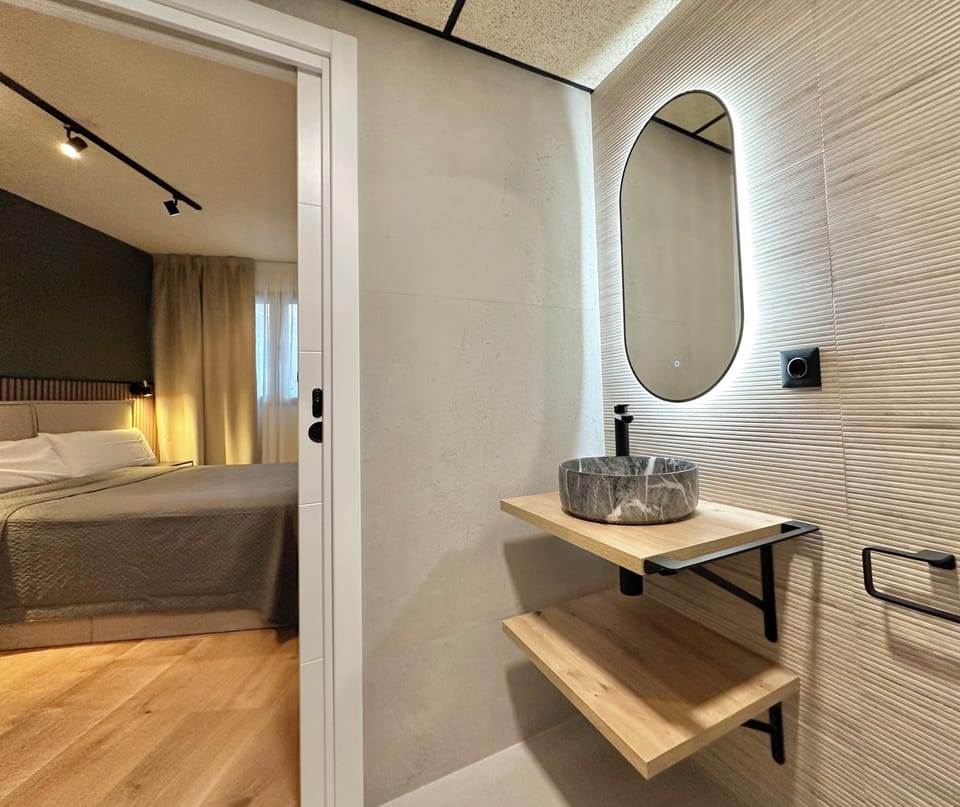 Deluxe Double Room, City View | Bathroom | Shower, rainfall showerhead, hair dryer, towels