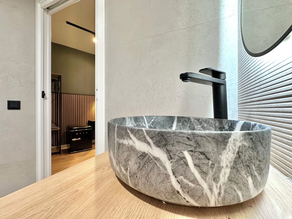 Deluxe Double Room, City View | Bathroom | Shower, rainfall showerhead, hair dryer, towels
