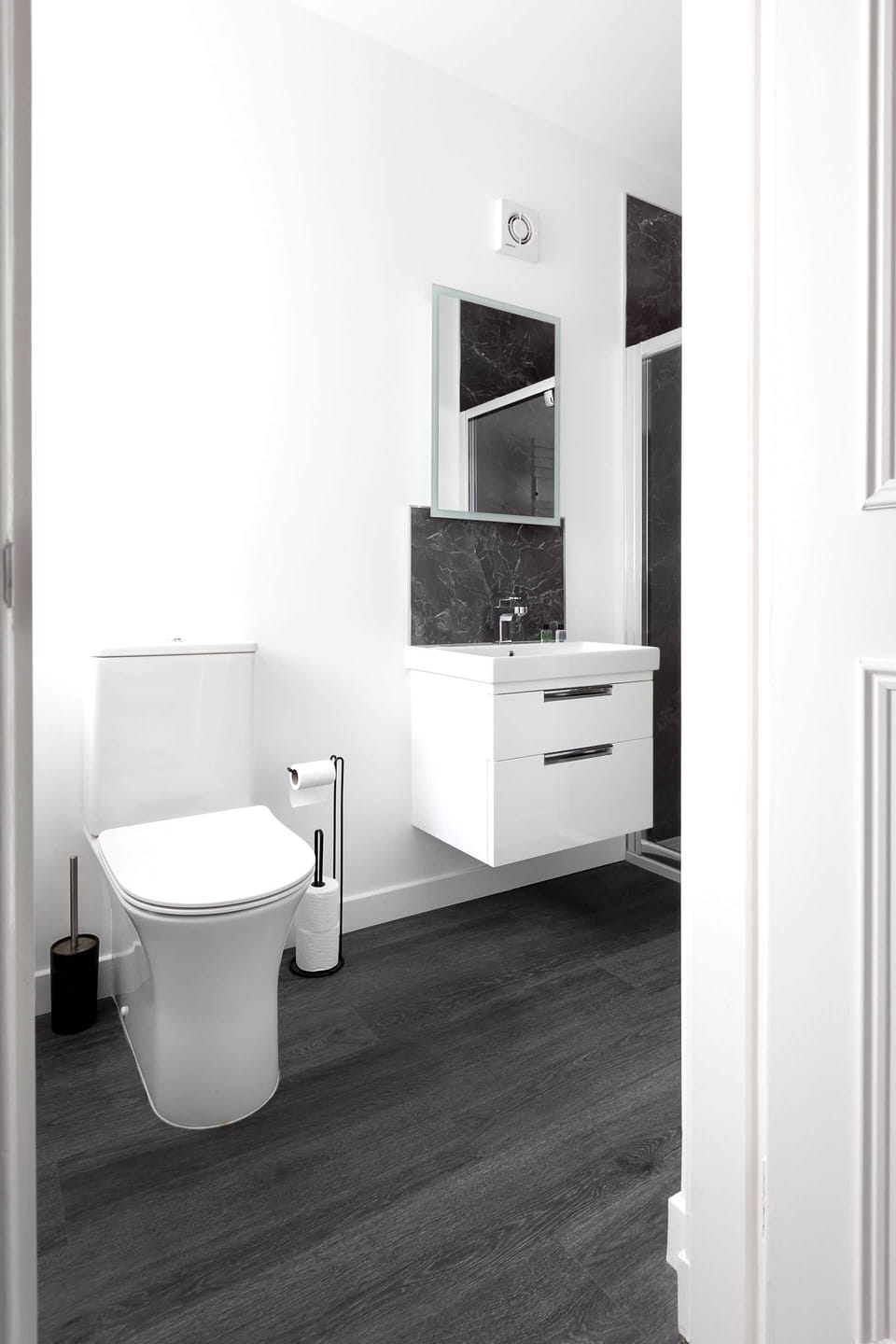 Ettrick Apartment Shower Room