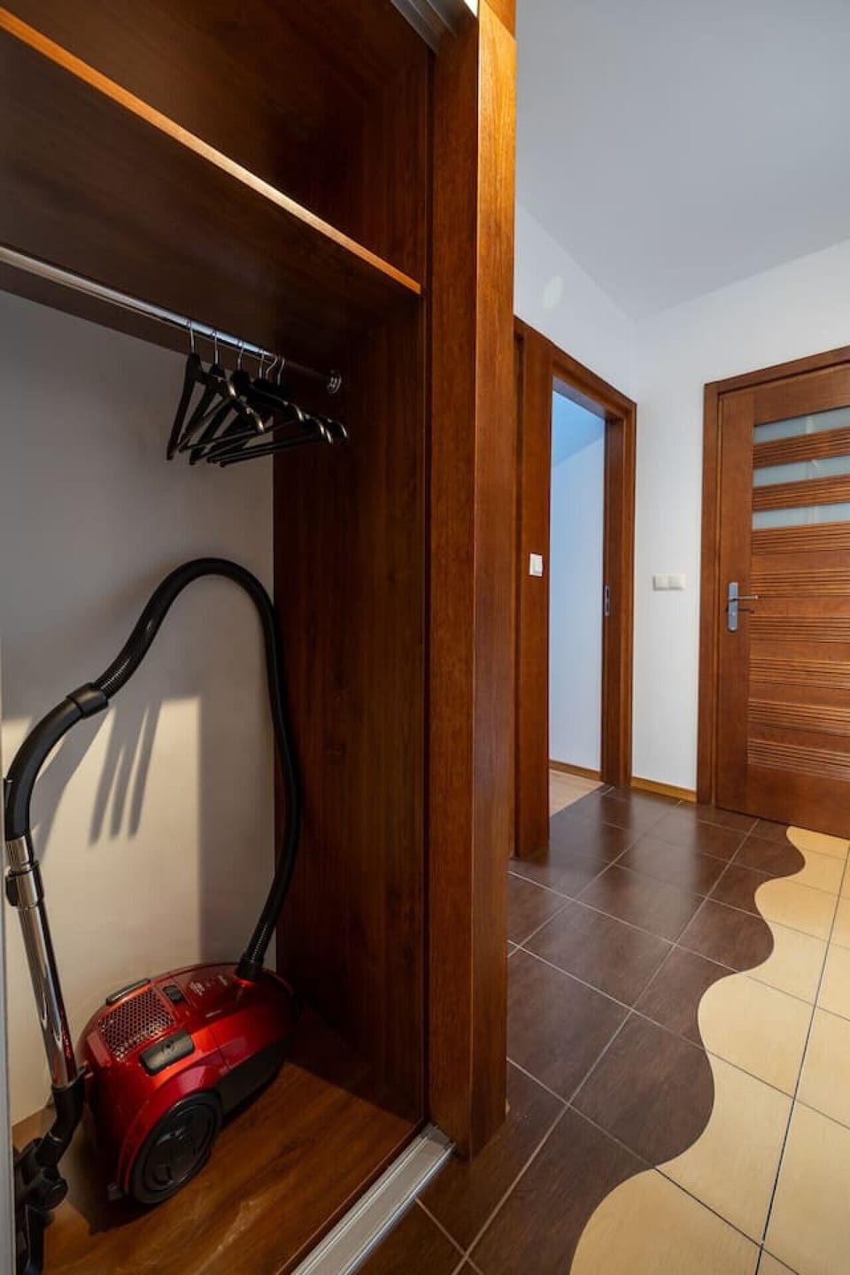 Big Wardrobe | Book Now With RENTUJEMY.COM