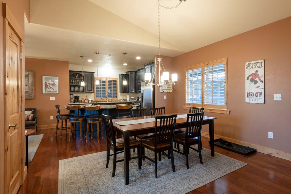 A welcoming space for family breakfasts and dinners