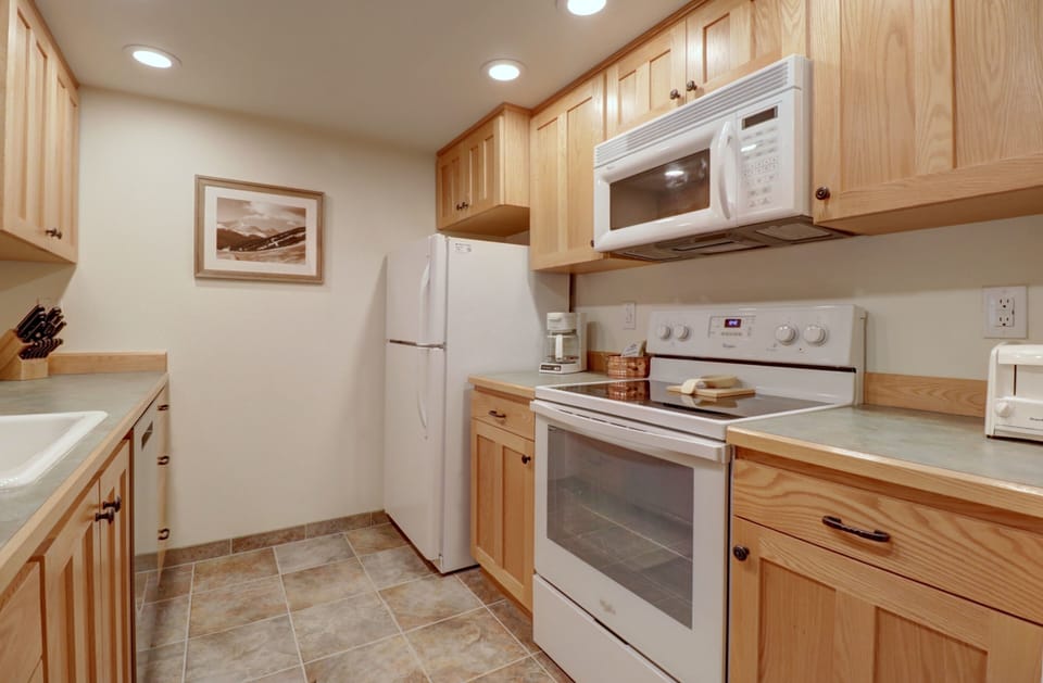 Condo, 1 Bedroom | Private kitchen | Fridge, oven, coffee/tea maker, toaster