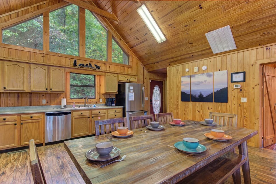 Sage Grass Retreat's inviting dining area