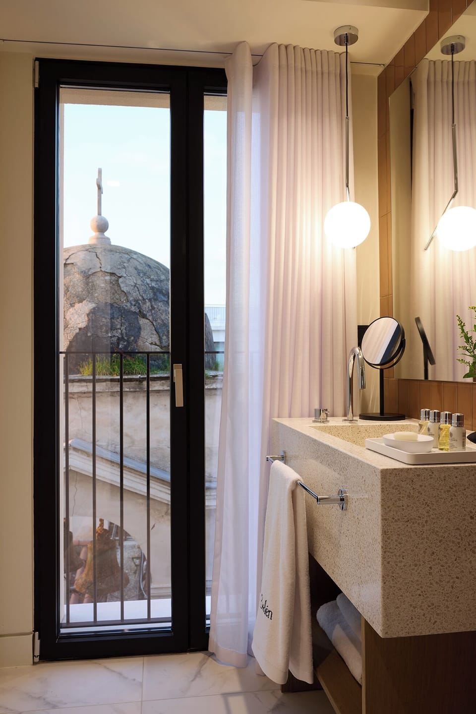 Junior Suite, City View | Bathroom | Shower, free toiletries, hair dryer, towels