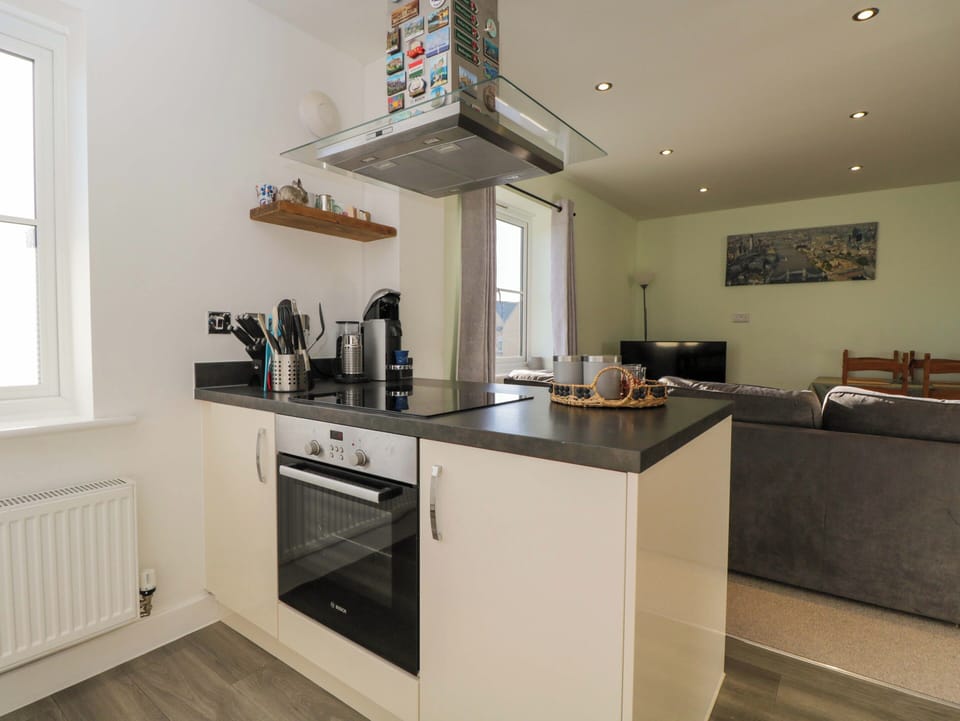 Cottage | Private kitchen | Dishwasher, cookware/dishes/utensils