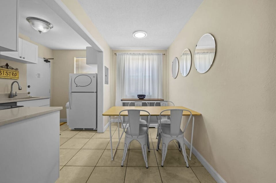 Dining Area with Seating for 4