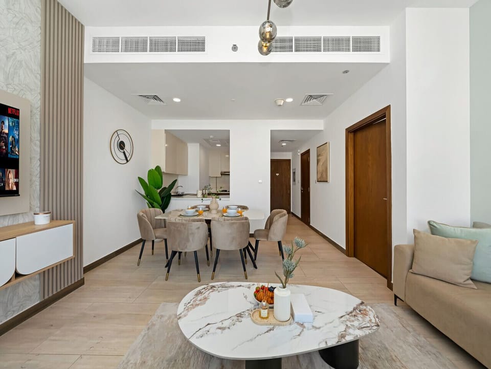 Spacious Living and dining area