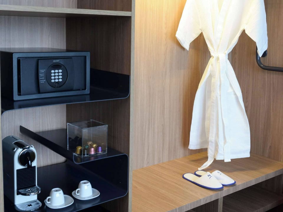 Minibar, in-room safe, WiFi (free), bed sheets