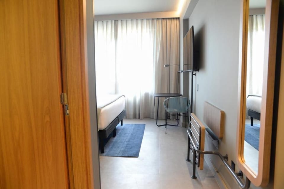 Minibar, in-room safe, WiFi (free), bed sheets
