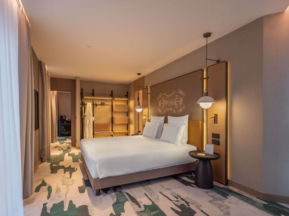 Deluxe Suite, 1 King Bed (Atrium View) | Premium bedding, minibar, in-room safe, desk