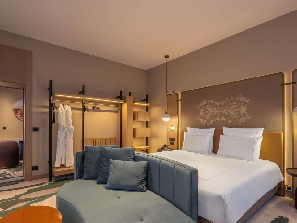 Deluxe Suite, 1 King Bed | Premium bedding, minibar, in-room safe, desk