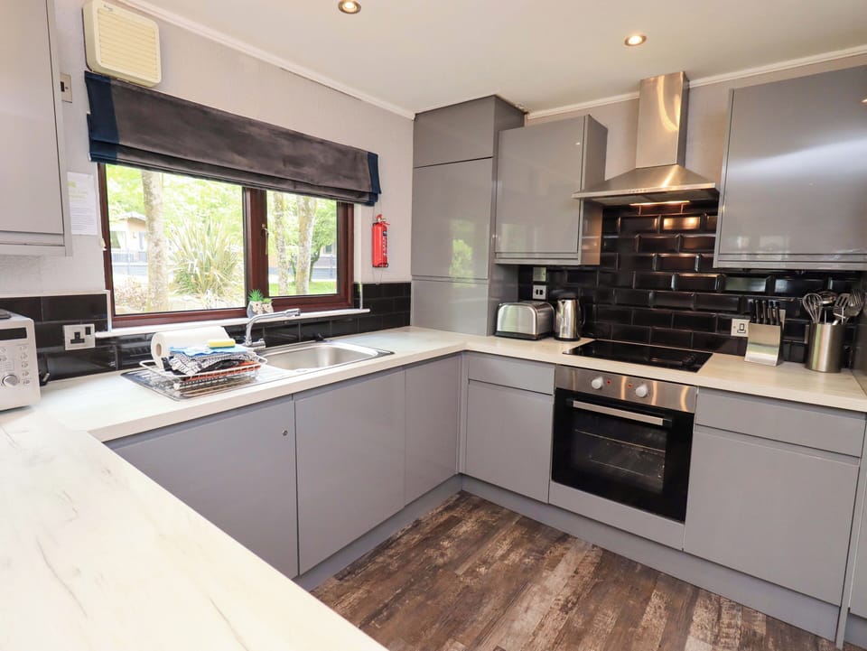 Cottage | Private kitchen | Dishwasher, cookware/dishes/utensils