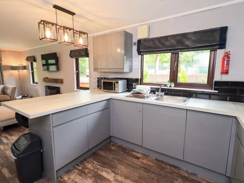 Cottage | Private kitchen | Dishwasher, cookware/dishes/utensils