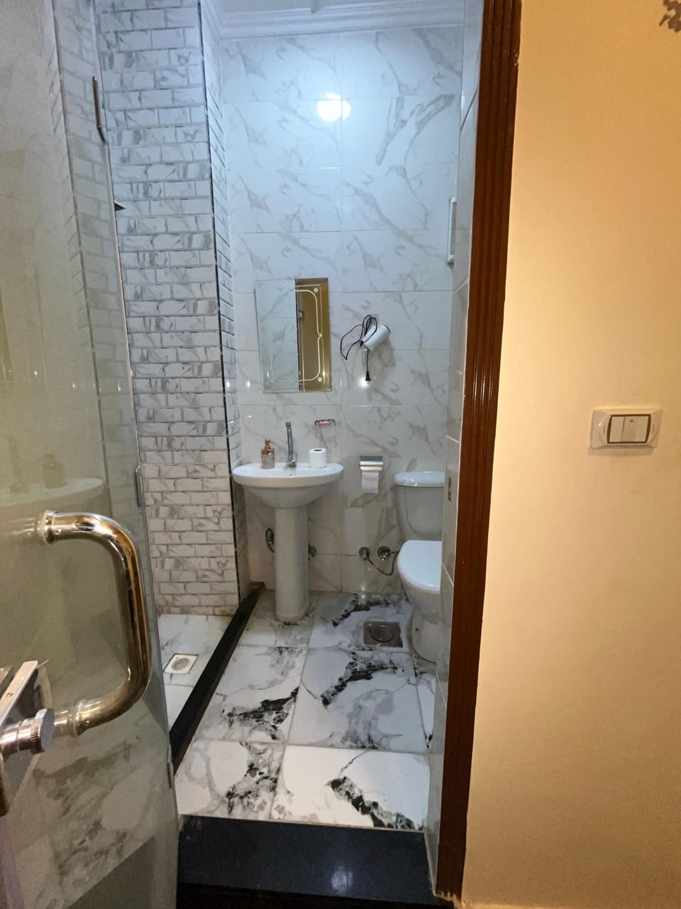 Classic Single Room | Bathroom | Hair dryer, slippers, soap, shampoo