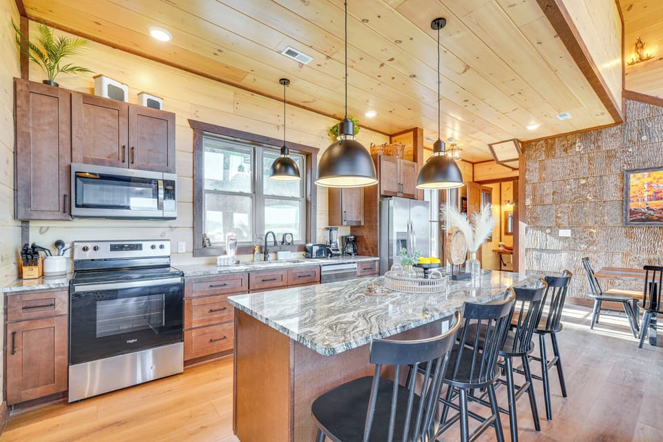 Luxury House, Non Smoking, Lake View | Private kitchen | Toaster