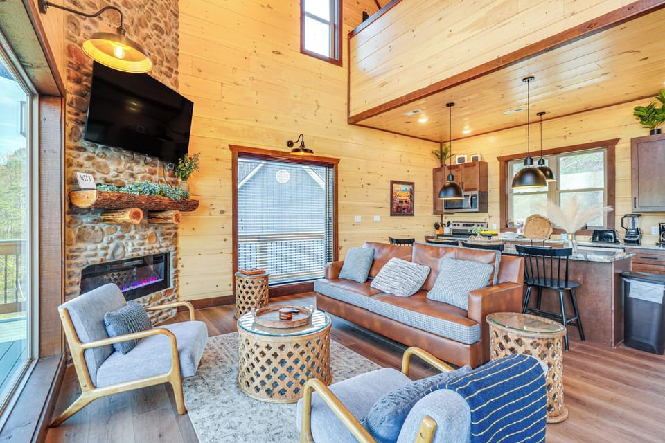 Luxury House, Non Smoking, Lake View | Living room | 50-inch Smart TV with digital channels, fireplace