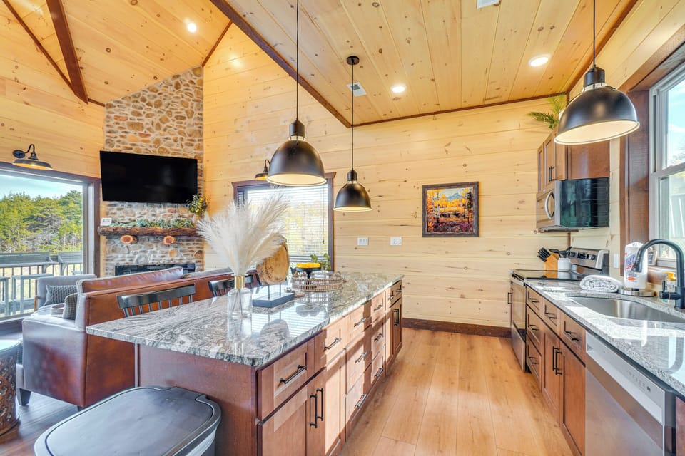 Luxury House, Non Smoking, Lake View | Private kitchen | Toaster