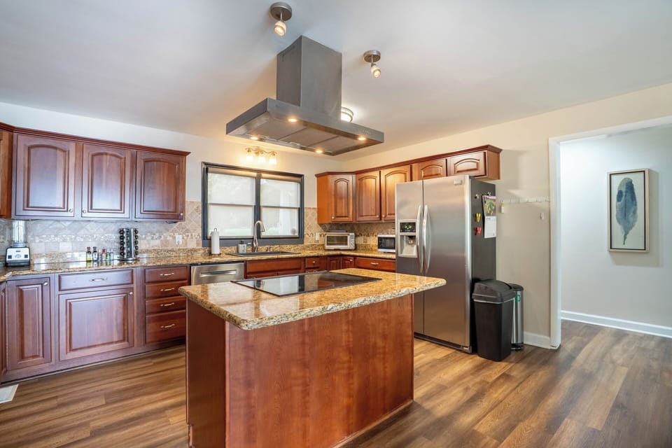 Full kitchen made for entertaining and making delicious meals. 