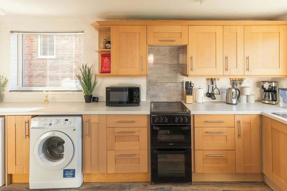 “Big, beautiful, and built for cooking — perfect for family meals or dinner nights in.”