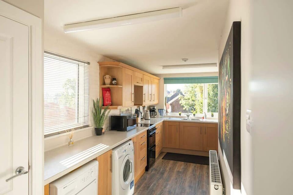 “Big, beautiful, and built for cooking — perfect for family meals or dinner nights in.”