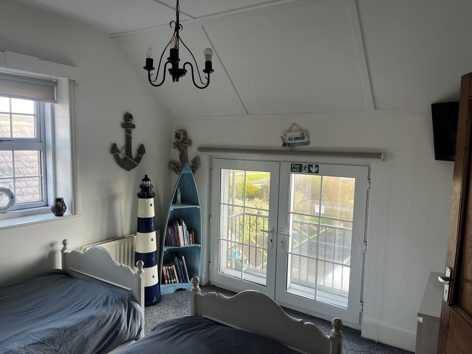 Deluxe Twin Room, Balcony, Sea View | Soundproofing, iron/ironing board, free WiFi, wheelchair access