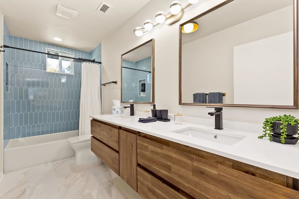2nd Floor Full Bathroom