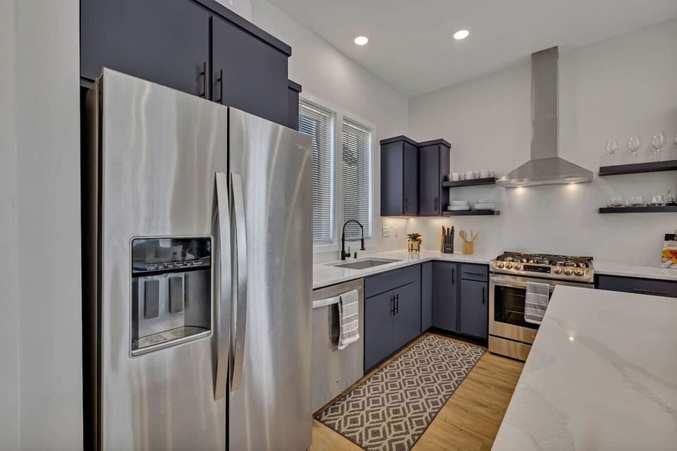 Fully loaded full size kitchen, variety of cooking appliances, cleaning supplies