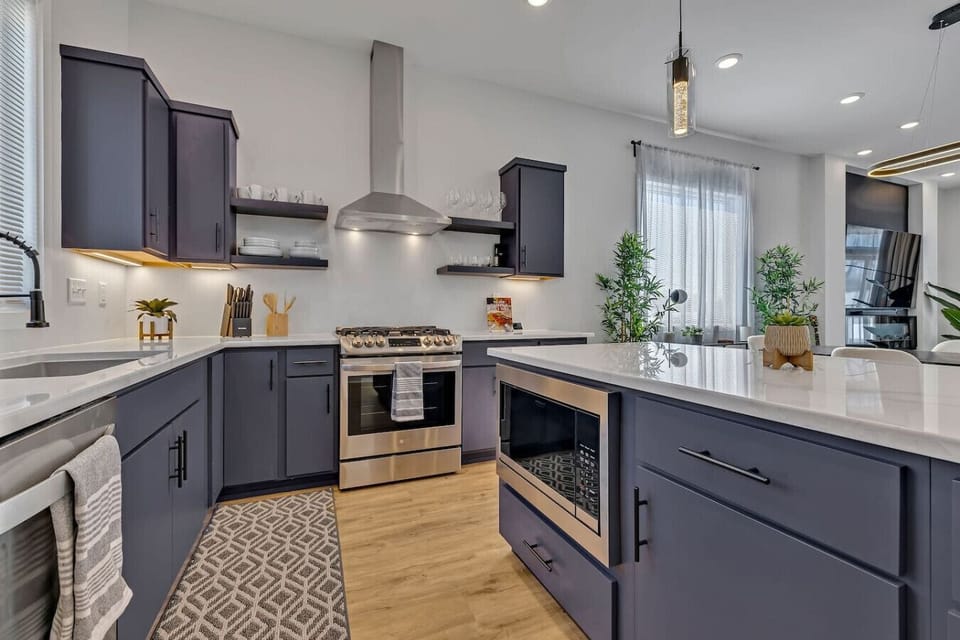 Full size oven/stove/microwave/fridge