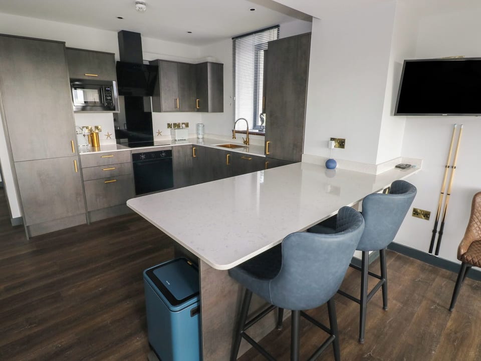 Cottage | Private kitchen | Fridge, microwave, dishwasher, cookware/dishes/utensils