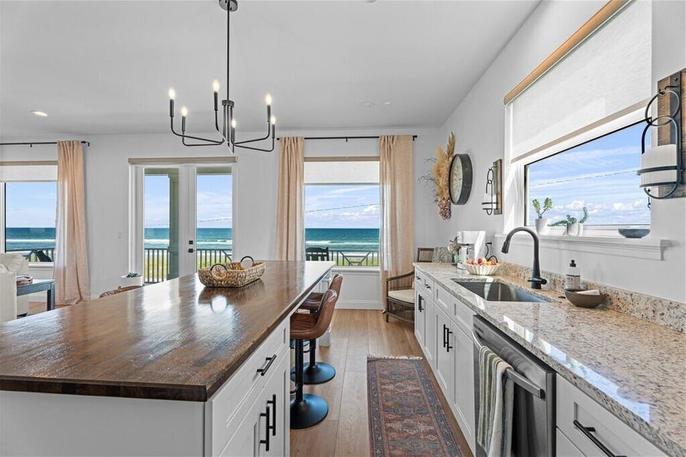 Ocean views from the kitchen & dining area! Perfect for a relaxing breakfast.