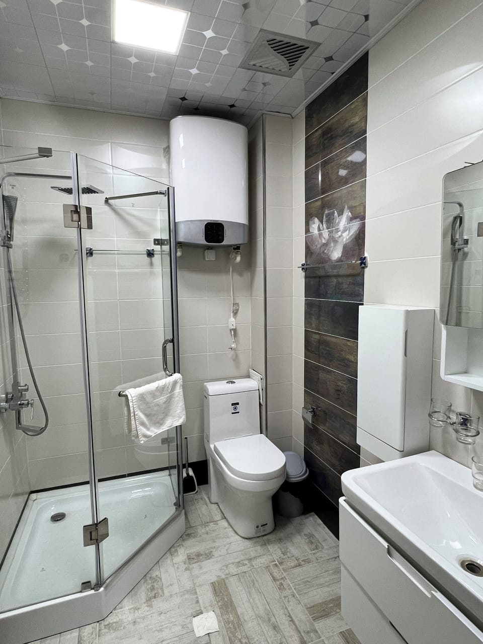 Suite, Non Smoking, Courtyard View | Bathroom | Bathrobes, slippers