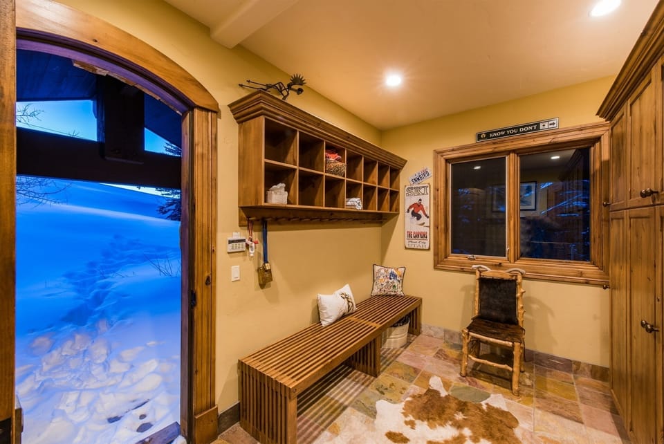 House, Mountain View | Living area | LED TV, fireplace