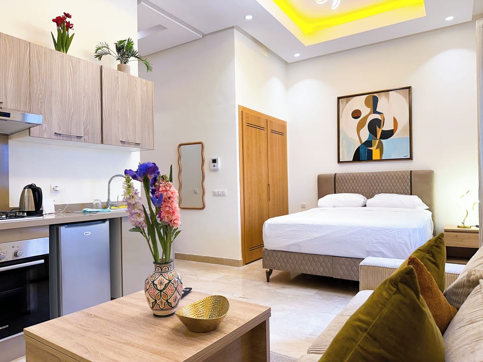 Deluxe Studio, Garden View | Living area