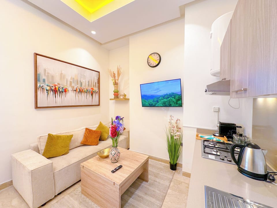 Deluxe Studio, Garden View | Living area