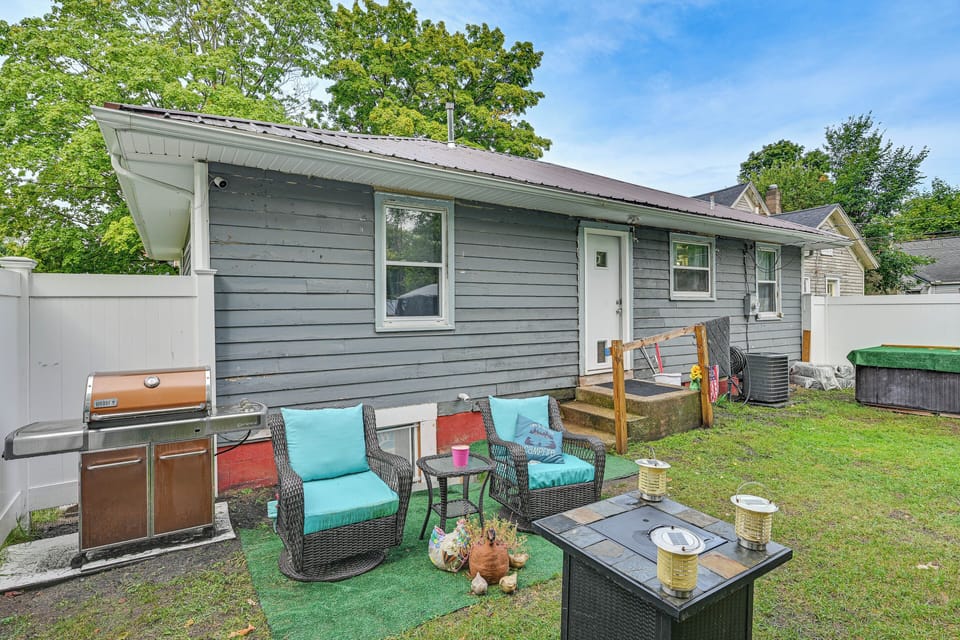 Private Backyard Area | Fire Pit | Gas Grill