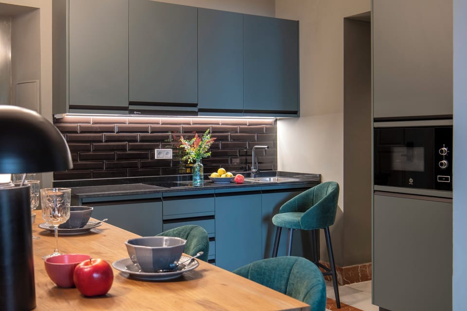 Apartamento con patio y jacuzzi privado | Private kitchenette | Coffee/tea maker