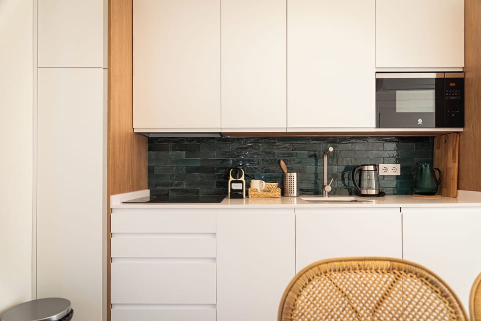 Apartamento con terraza y piscina privada | Private kitchenette | Coffee/tea maker