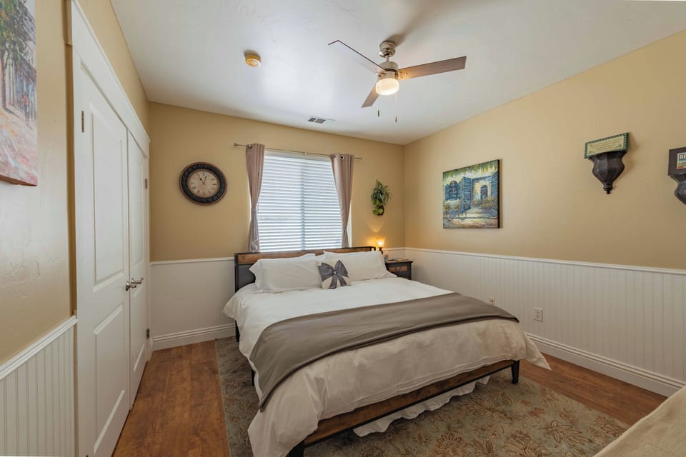 House, Multiple Beds, Hot Tub, Garden View (Red River Retreat) | 5 bedrooms, individually decorated, individually furnished, bed sheets