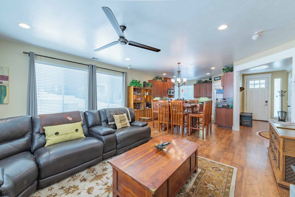 House, Multiple Beds, Hot Tub, Garden View (Red River Retreat) | Living area