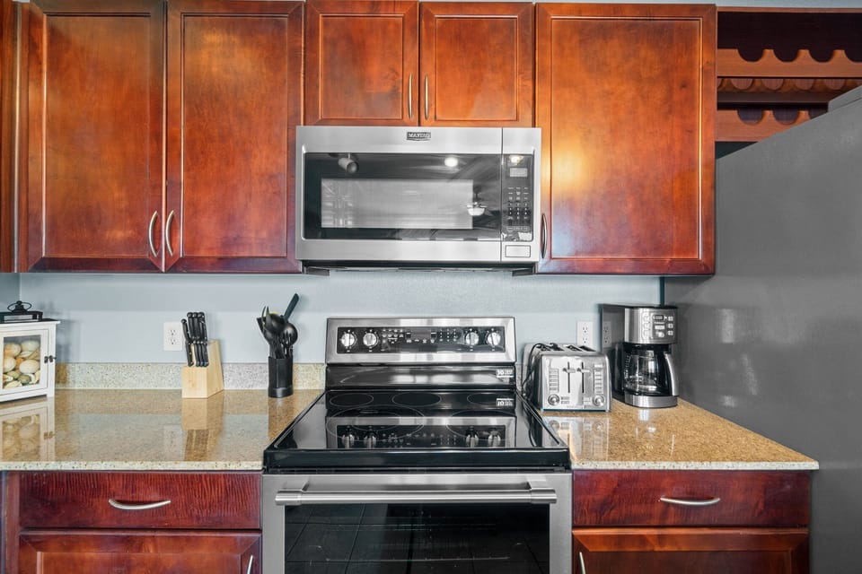 Whether you're preparing a full family meal or a quick snack, this kitchen makes it easy to cook with comfort and enjoy the view.