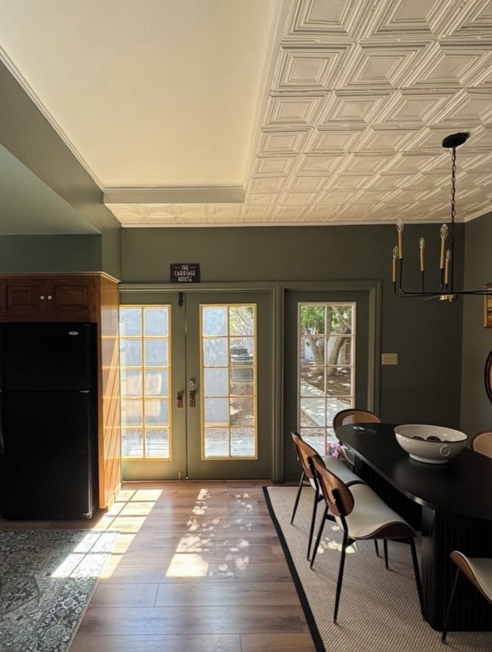 Entry dining/kitchen